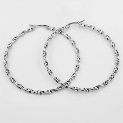 Cercei eleganti argintii rotunzi cu textura impletita CW49