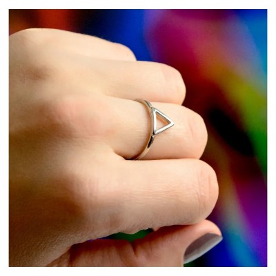Inel dama din material inoxidabil placat cu aur alb de 14 K cu forma triunghiulara INL006