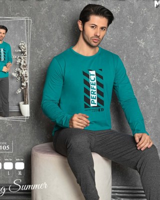 Pijama barbati vatuita bumbac din 2 piese bluza turcoaz cu imprimeu si pantaloni lungi in carouri PJB08 Pijama barbati vatuita bumbac din 2 piese bluza turcoaz cu imprimeu si pantaloni lungi in carouri PJB08