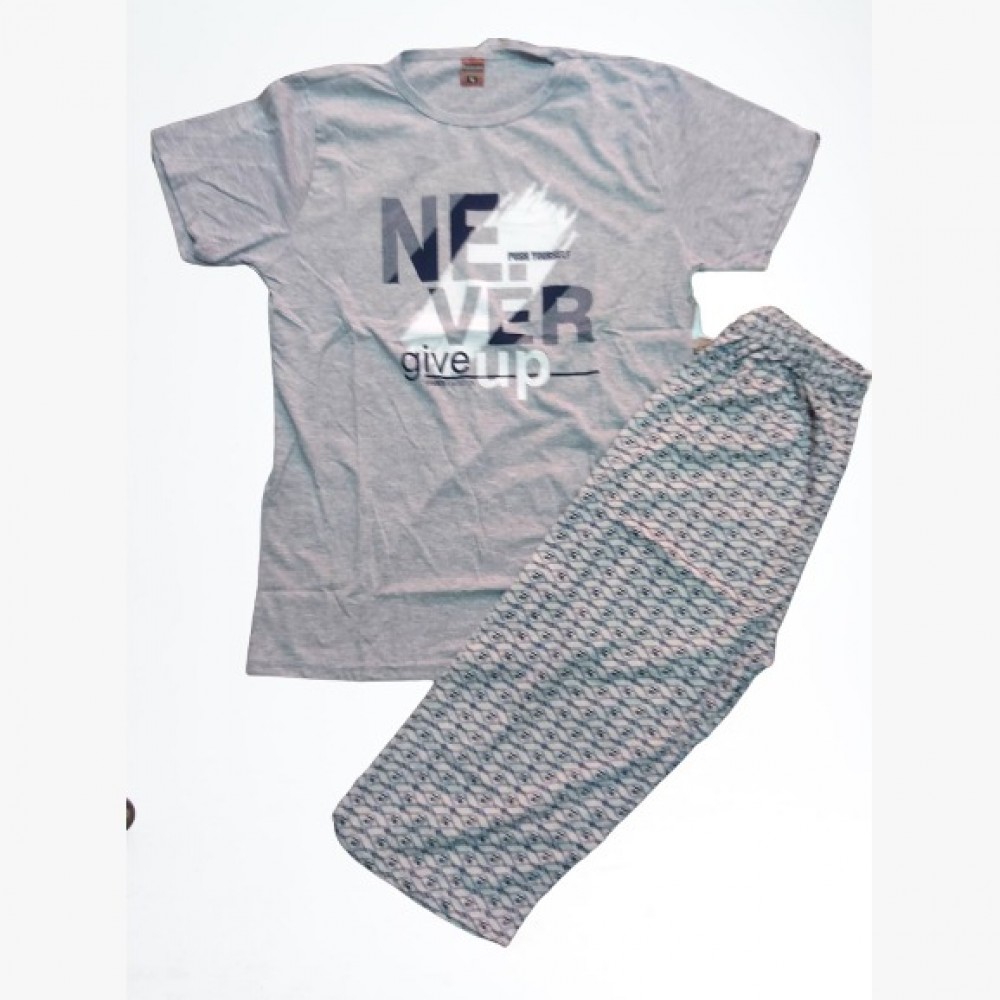 Pijama barbati gri din 2 piese tricou cu imprimeu si pantaloni trei sferturi PJB09 Pijama barbati gri din 2 piese tricou cu imprimeu si pantaloni trei sferturi PJB09