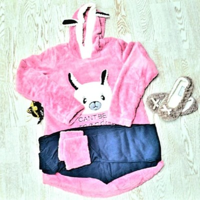 Pijama Cocolino din material pufos din doua piese cu pantaloni lungi si lama roz imprimat PJD036