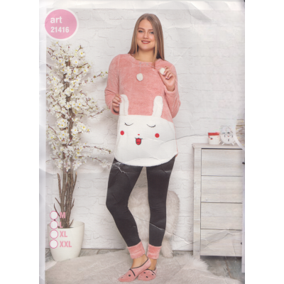 Pijama Cocolino din material pufos din doua piese cu pantaloni lungi si iepuras imprimat PJD036