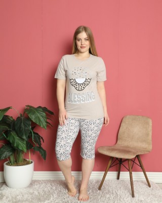 Pijama Dama batal crem cu imprimeu tricou si pantaloni trei sferturi PJD086