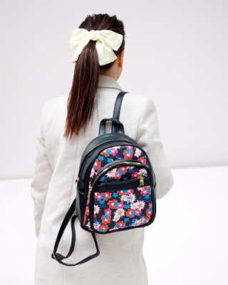 Rucsac dama negru din piele eco cu imprimeu flori si buzunar exterior cu fermoar ACRD267