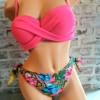Costum de Baie din trei piese cu sutien roz balconette cu push up bretele detasabile slip cu print floral cu inchidere laterala + CADOU slip tanga CBD011 Costum de Baie din trei piese cu sutien roz balconette cu push up bretele detasabile slip cu print floral cu inchidere laterala + CADOU slip tanga CBD011