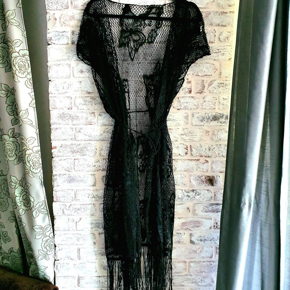 Rochie de plaja neagra dantelata model fluture cu franjuri si cordon RDP001 Rochie de plaja neagra dantelata model fluture cu franjuri si cordon RDP001