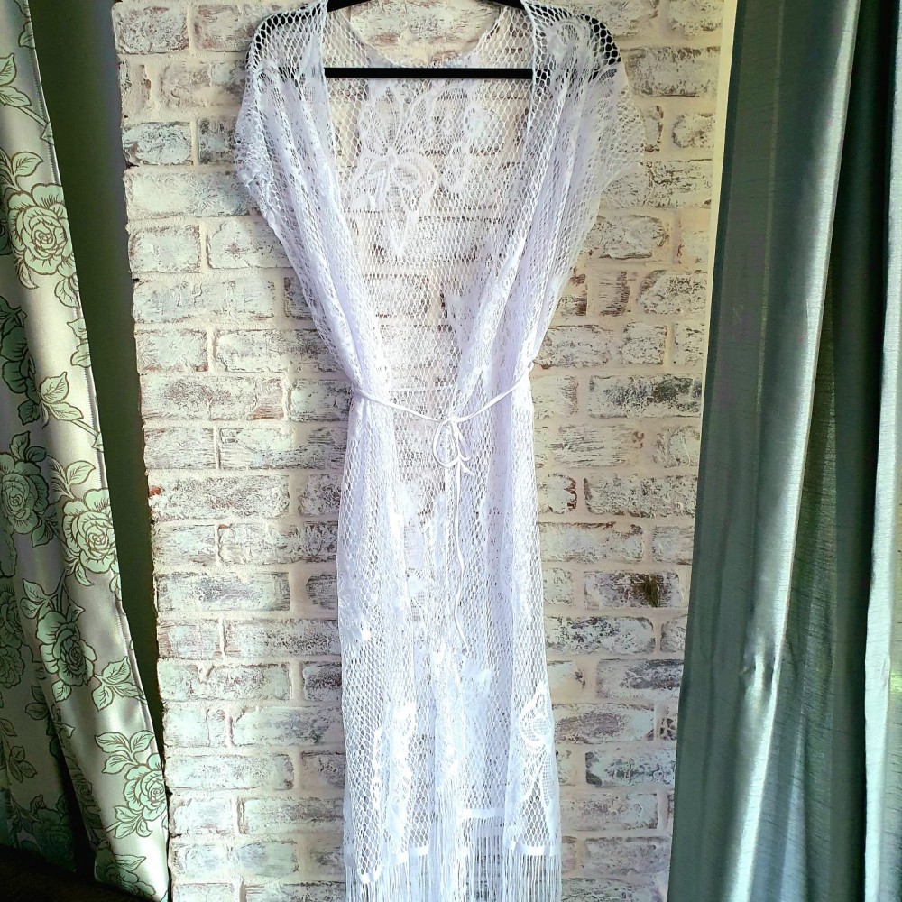 Rochie de plaja alba dantelata model fluture cu franjuri si cordon RDP001 Rochie de plaja alba dantelata model fluture cu franjuri si cordon RDP001